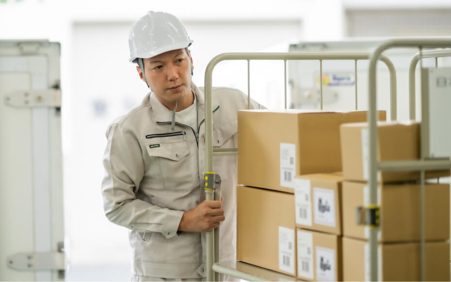 荷物を整理する従業員