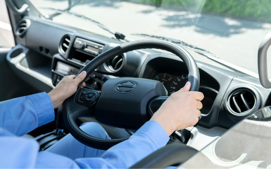 トラックを運転する従業員